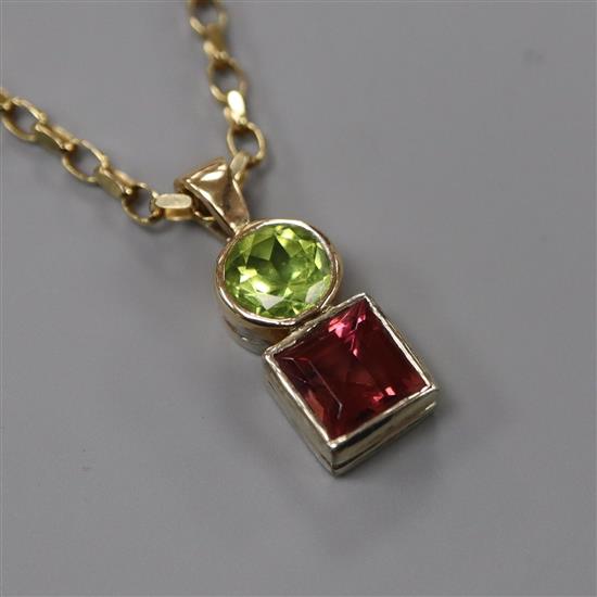 A yellow metal pink tourmaline and peridot set pendant on a 375 yellow metal chain, pendant 14mm.